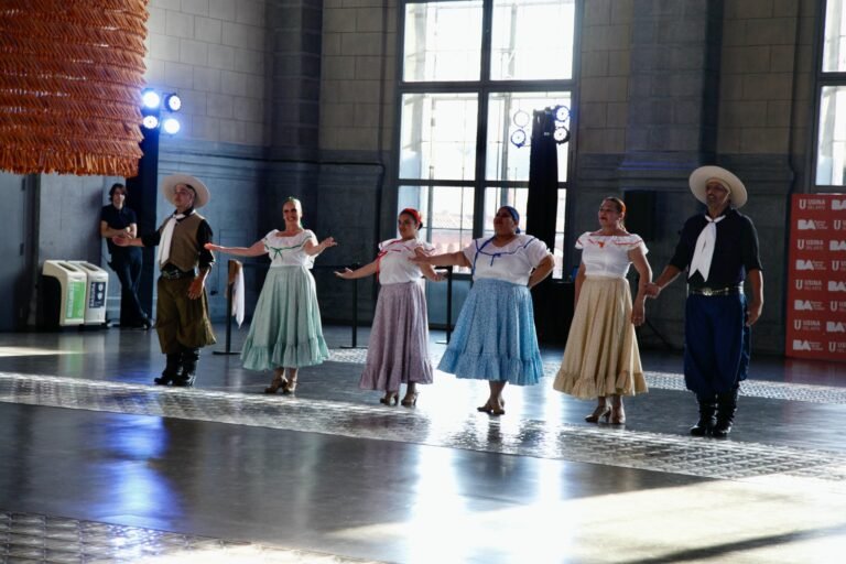 Buenos Aires. La Usina se viste de celeste y blanco y festeja con una gran peña