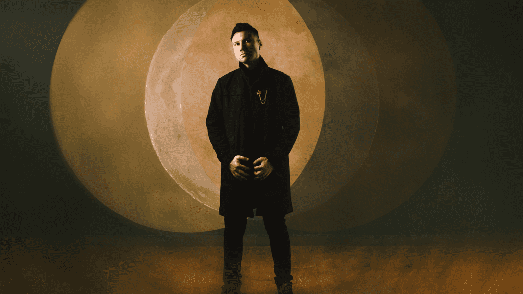 Adrian Benegas lanza “Mil Lunas” en 2026