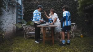 Luca Sperandio celebra la pasión futbolera con “Verte Bailar” en 2026