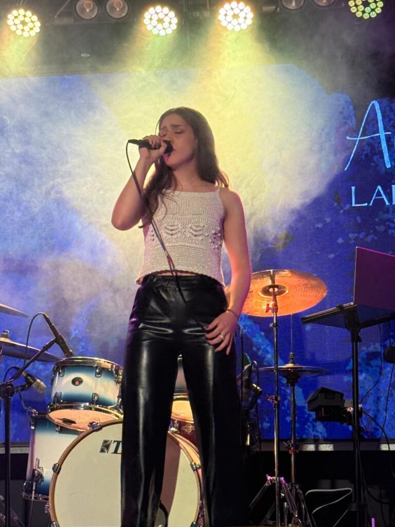Anael presenta “Ni cerca ni lejos”, su nuevo single en 2026