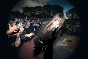 Saramalacara presenta el video de “1PM” en 2026