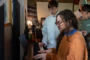 Músicos y jóvenes grabaron una canción para concientizar sobre el autismo en 2026